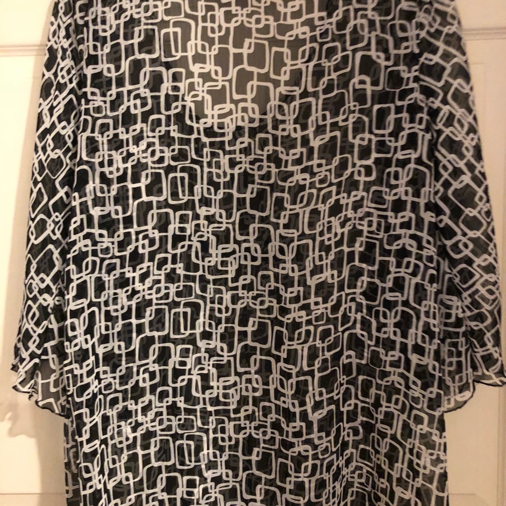 Sheer Geometric Patterned Top - Picture 5 of 5